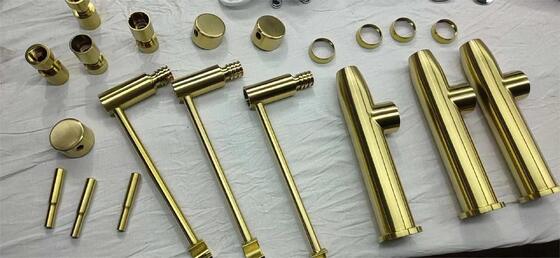 Machine de revêtement sous vide PVD pour matériel lourd sanitaire avec résistance aux empreintes digitales, nettoyage facile et contrôle automatique complet