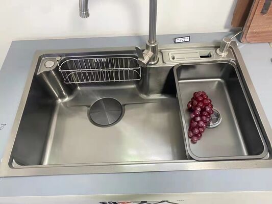 Machine de revêtement PVD résistant aux taches avec finition métallique hygiénique et système de contrôle entièrement automatique pour la robinetterie de cuisine
