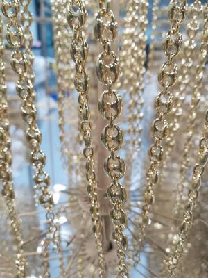 Machine de revêtement PVD avec des finitions en or résistantes aux rayures et une production de haute efficacité pour les bijoux et les ornements