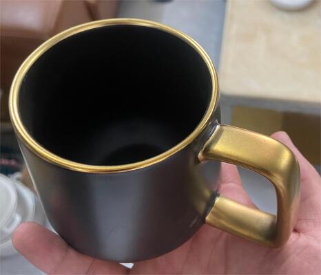Machine de revêtement PVD automatique complet de couleur vive pour tasses en céramique avec des normes de sécurité alimentaire
