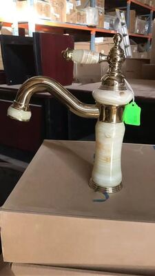 Équipement de revêtement PVD entièrement automatique résistant à la corrosion et à haute brillance avec chambre à vide sur mesure pour les articles sanitaires