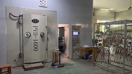 Un bon prix. Machine de revêtement PVD céramique pour vaisselle avec revêtement alimentaire, procédé durable et contrôle entièrement automatique en ligne