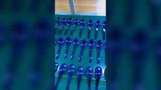 Démonstration de la machine de revêtement sous vide PVD : revêtement décoratif bleu vif sur des cuillères en métal
